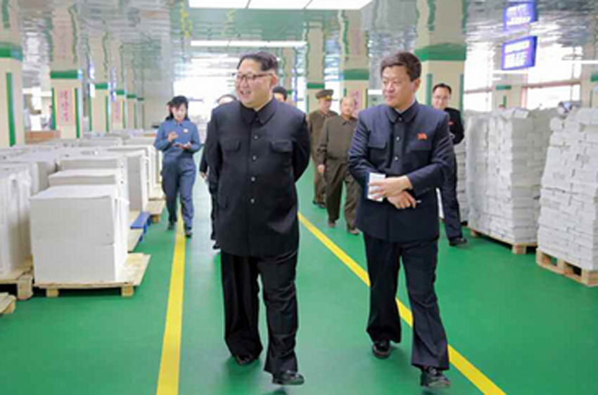 金正恩视察“蒲公英作业本工厂” 称赞产品设计用心